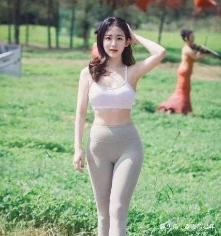 干净利落 打底裤展现干净利落的气质美，充满青春的运动活力