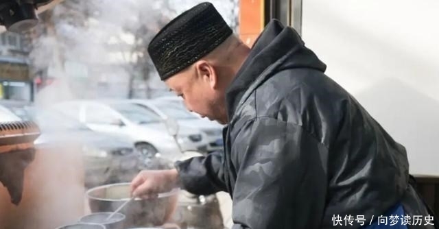 西安藏在回民街30多年的水盆羊肉,有人早上4点起床,来喝头汤