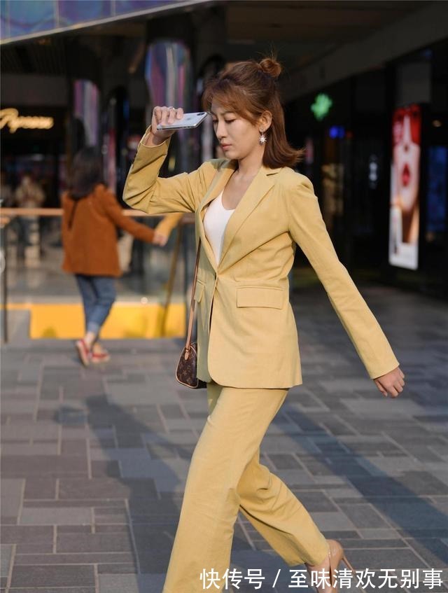 西服套装|春天要搭配出色彩,黄色西服套装,搭配尖头细跟鞋,衬托气质!