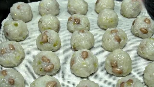 丸子这样做最好吃,不放面粉不加水,鲜嫩又营养,我家2天做一回