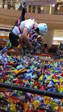 |搞笑GIF:爱干活的小宝宝,真的难为他爸爸了