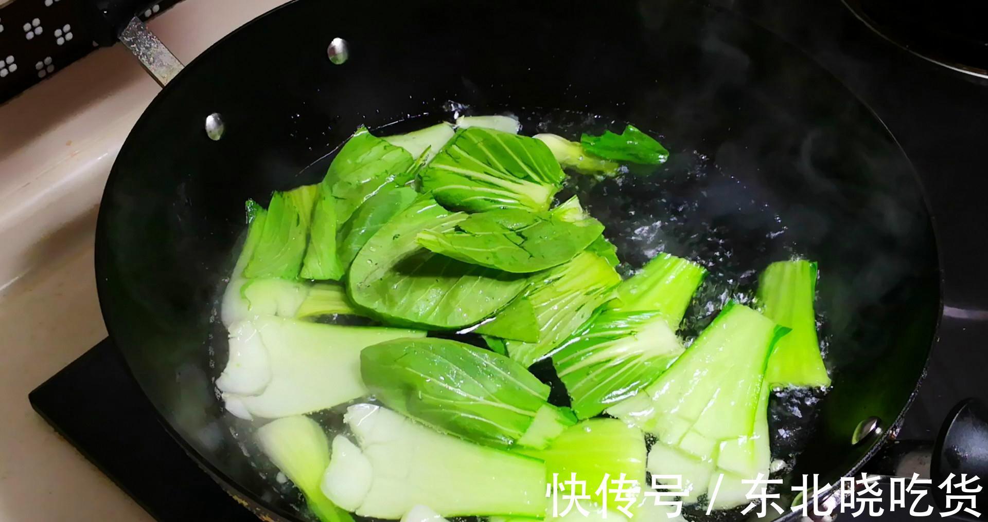 怎样炒好一盘青菜?最忌直接下锅,教你2方法,又脆又好吃还不黑