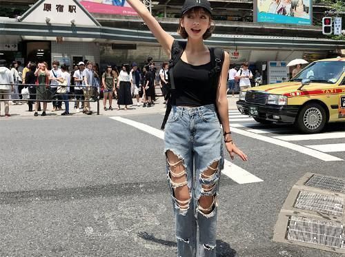 紧身裤|小姐姐穿上牛仔裤,展现自然随性的穿衣风格,让人流连忘返!