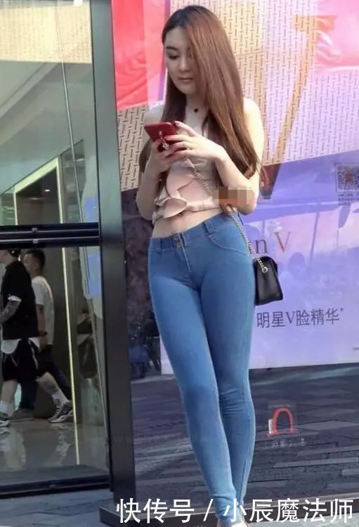 小姐姐爱穿修身的牛仔裤,展现迷人大长腿,真是非常吸精