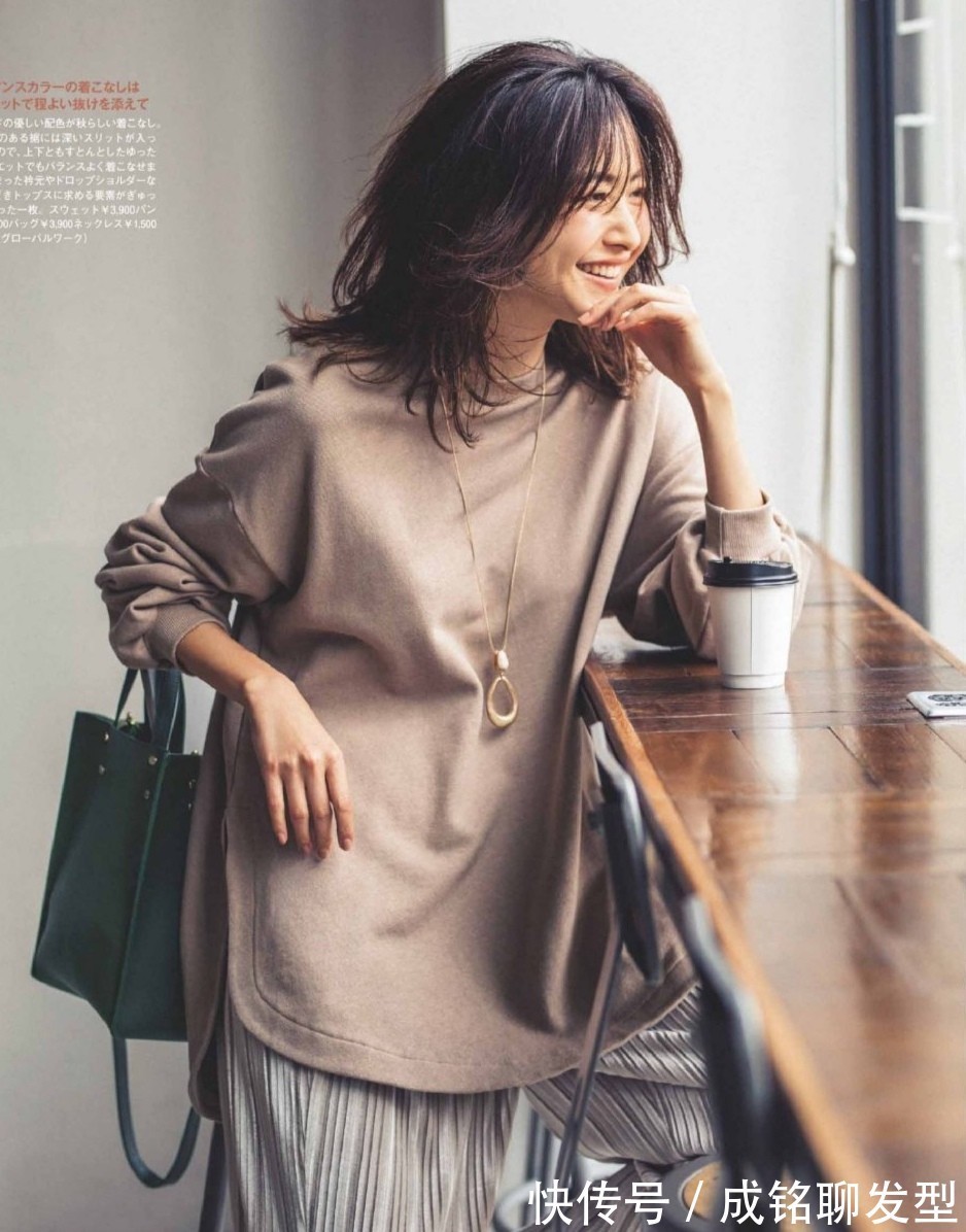 大地色|年过四十的女人别总穿黑色!试试高级的大地色,时尚优雅又显气质
