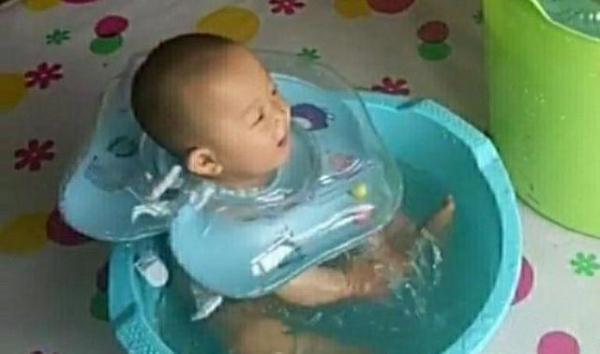 孙子|爷爷给双胞胎孙子洗澡,宝妈回家看见宝宝的样子,直接笑喷了