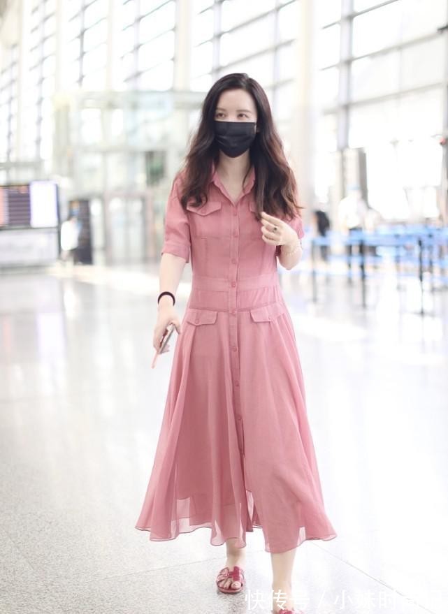 时尚达人|张萌真不把自己当老板娘,穿粉色衬衫裙配拖鞋,穿得有点随性了