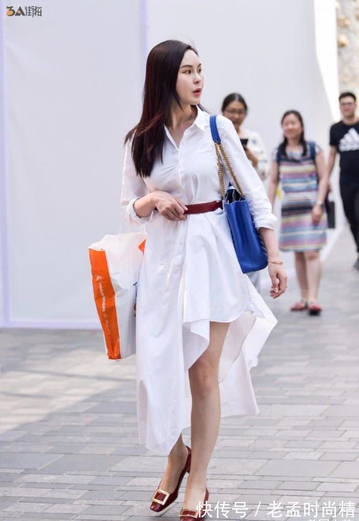 连衣裙 街拍:人手一件的白色连衣裙,为什么小姐姐穿得这么好看?