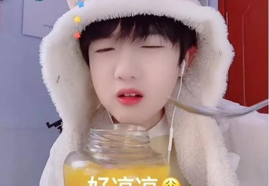 文化|“吃个桃桃”掀起千层浪,央视点名批评,“娘文化”饱受诟病