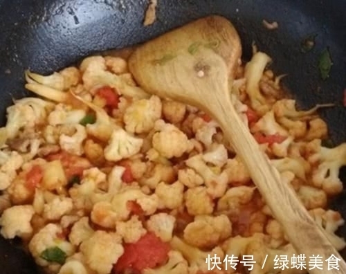 调料|炒菜花时,要焯水还是要过油?很多人做错,难怪不香没味道还发黑