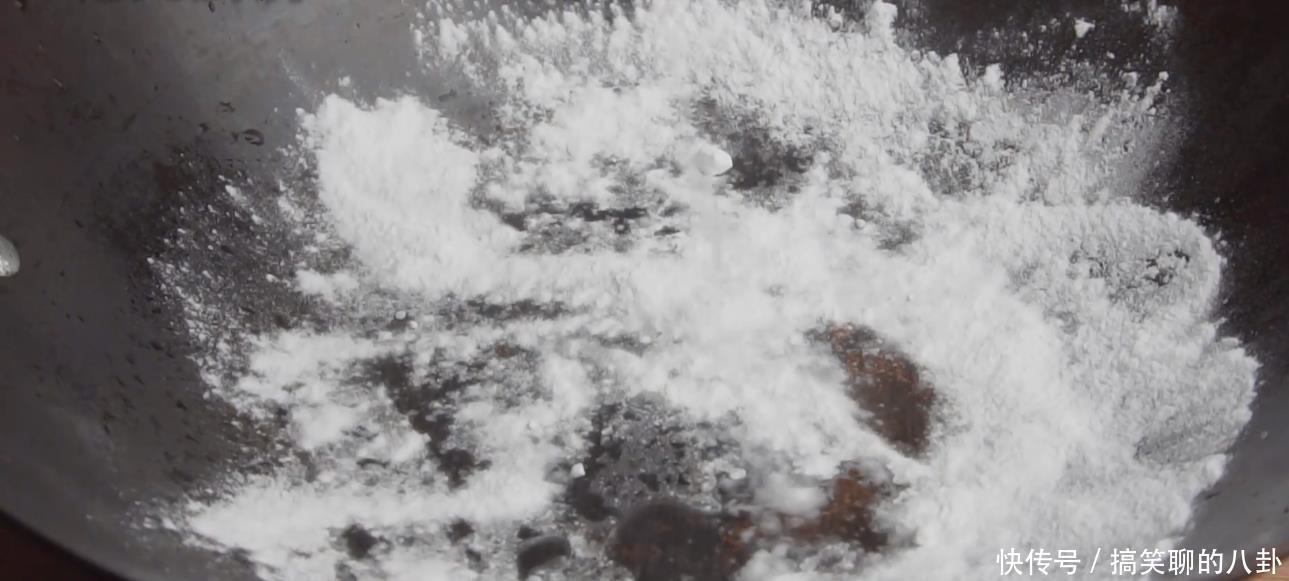 铁锈|铁锅生锈不要扔，教你一招，铁锅变身不粘锅，以后都不会生锈了