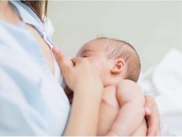 空气|晚上喂奶的时候,看着熟睡的孩子,妈妈还需不需要给宝宝拍嗝呢?