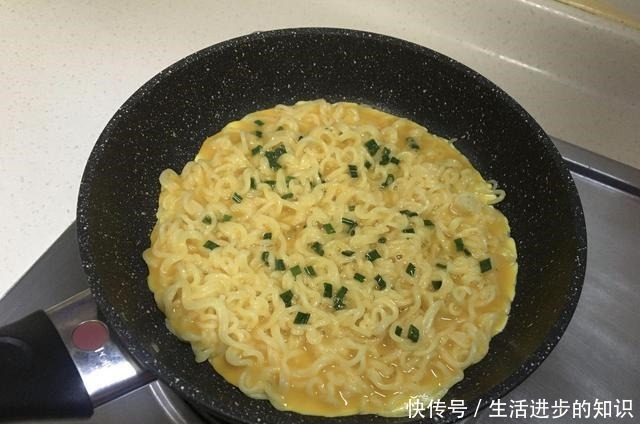 早餐面条这样做,加两鸡蛋平底锅煎一煎五分钟就上桌,解馋还顶饱