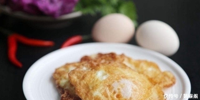 煎荷包蛋时,不要只加油,多加一样东西,鸡蛋不粘锅,吃起来更嫩