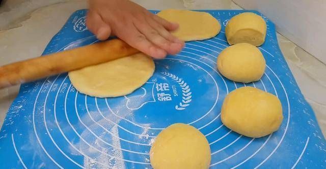 保鲜膜|面包很好吃,有4个鸡蛋,又软又甜,不用烤箱你就能成功