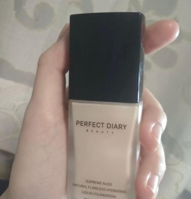 花西子|都说国货好,实则大翻车!花西子拔干卡粉,完美日记白送也不用