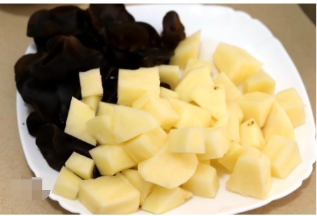 不用去饭店,三汁焖锅在家就能做,一大锅不到30元就让家人吃到撑