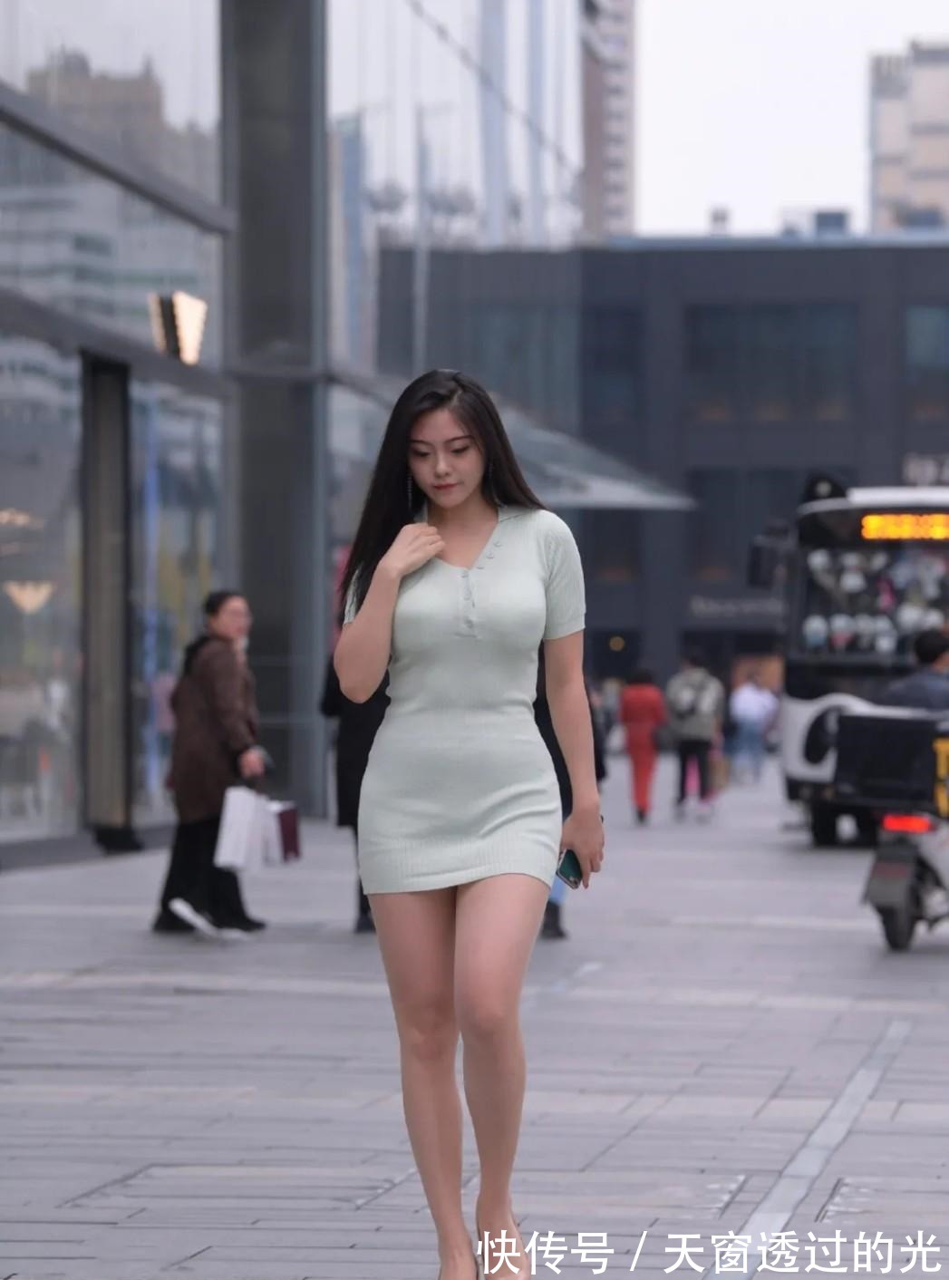 半身裙 浅绿色修身连衣裙,搭配精致秀气的高跟鞋,温柔青春魅力十足!