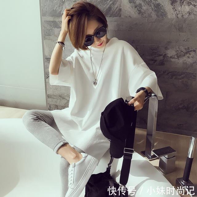 甜美 甜美的女孩穿蕾丝,有态度的girl穿风格T恤