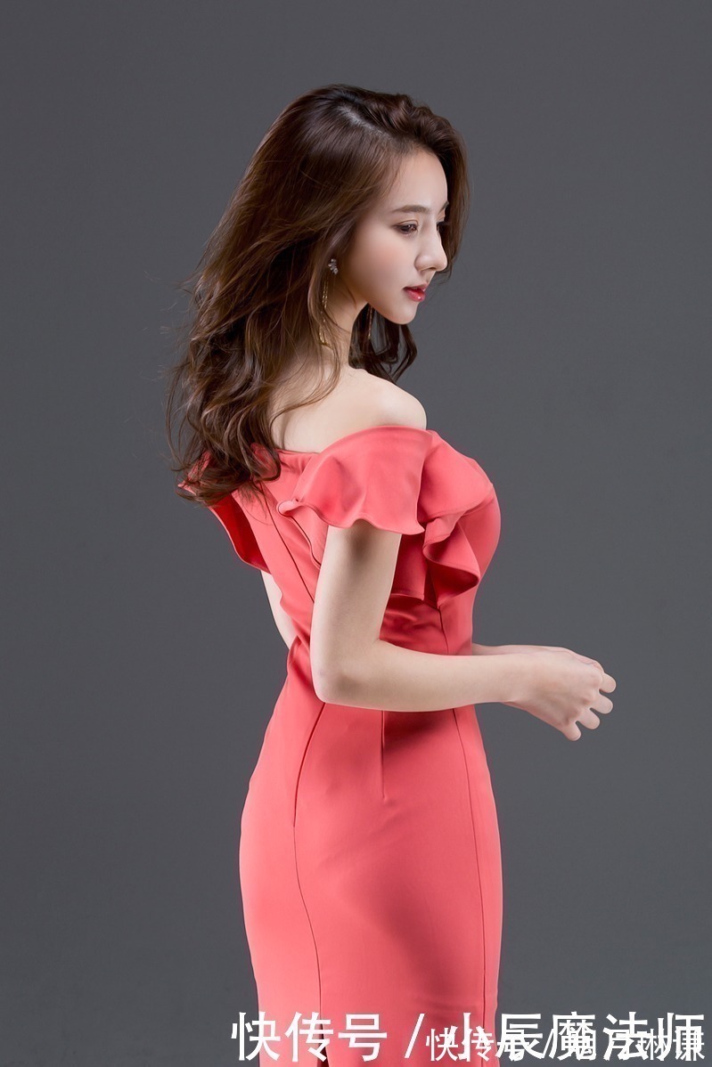 性感|美女穿搭:小姐姐爱穿紧身包臀裙,勾勒出女性韵味!