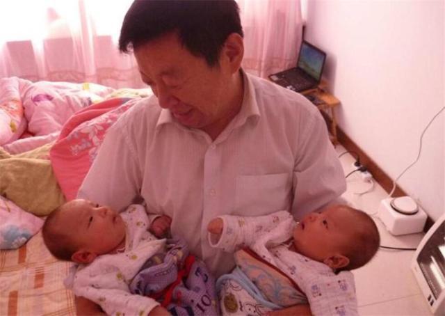 爷爷|爸爸姓“滚”,给双胞胎起名想破脑袋,爷爷随口一说,民警都赞叹