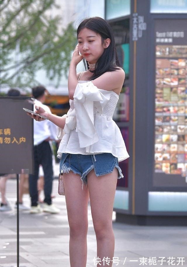 高跟鞋 紧绷束腰的打底裤,让着装造型远离廉价感,简约休闲