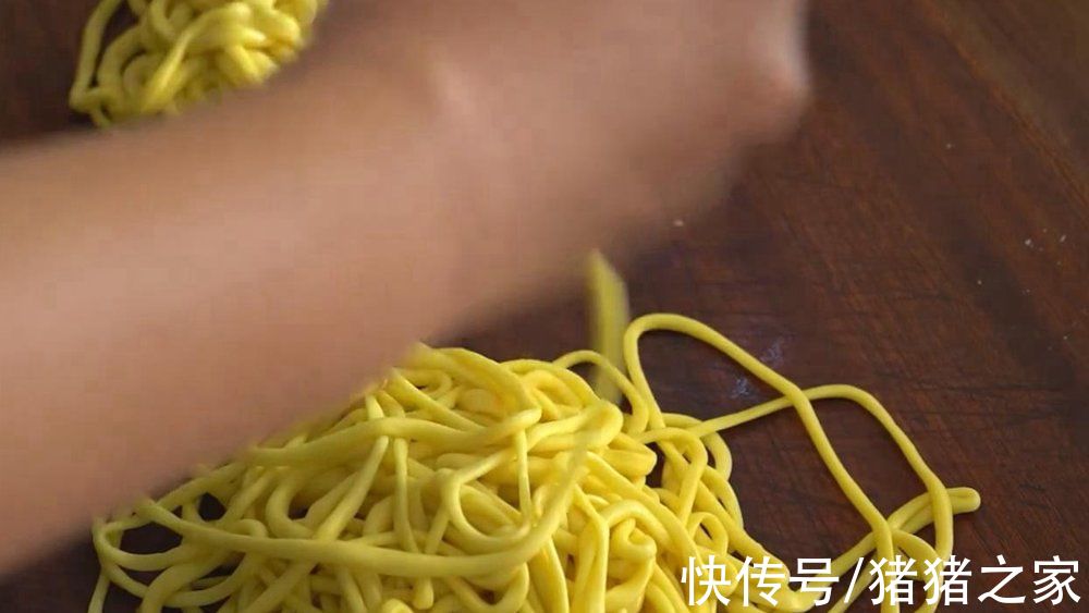 喜欢吃拌面吗？试试新疆辣皮子拌面，筋道爽滑攒劲得很