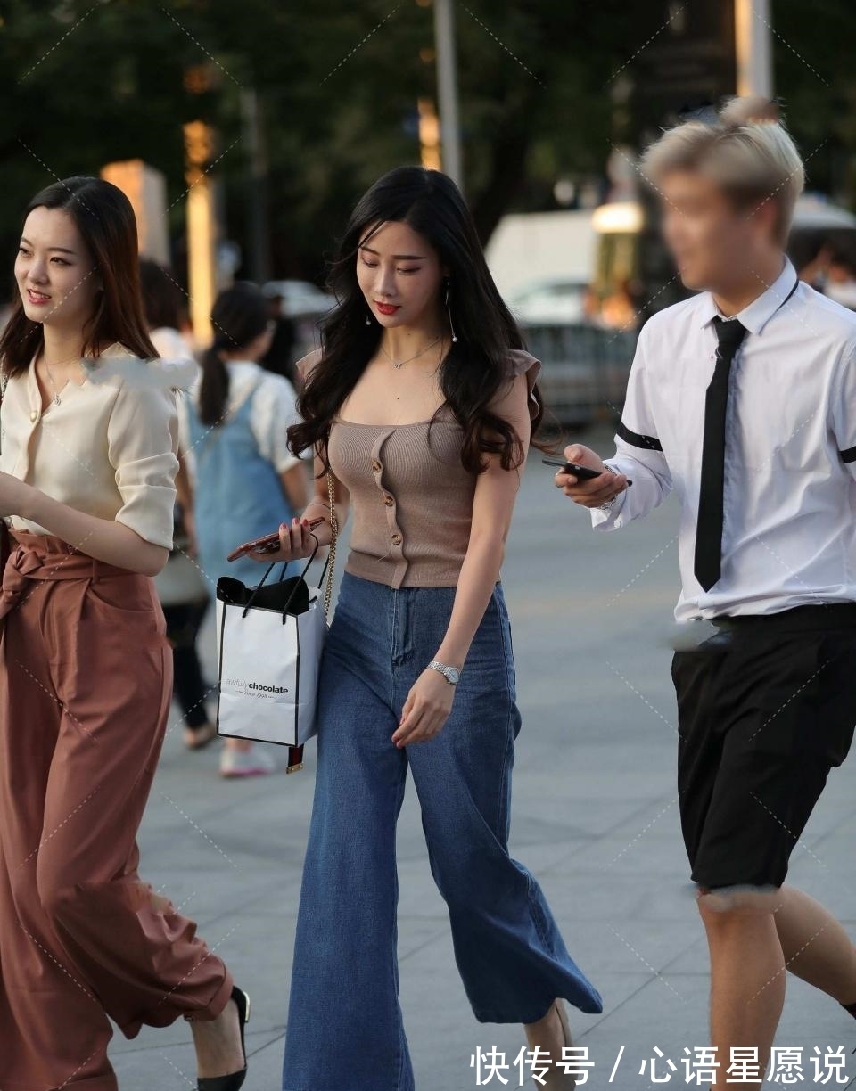 小衫 甜美又优雅的穿搭,飞飞袖小衫配牛仔阔腿裤,轻松穿出靓丽的造型