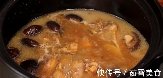 炖鸡肉时，别再直接下锅炖，大厨教你一招，鸡肉鲜嫩营养不流失