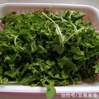 小楼一夜听春雨，今朝满城荠菜香