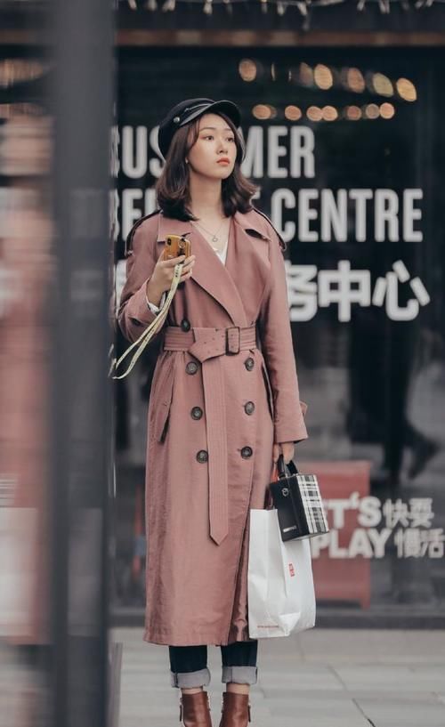 搭配|时尚女孩穿风衣，搭配裤装潇洒帅气，轻松穿出妩媚动人的感觉