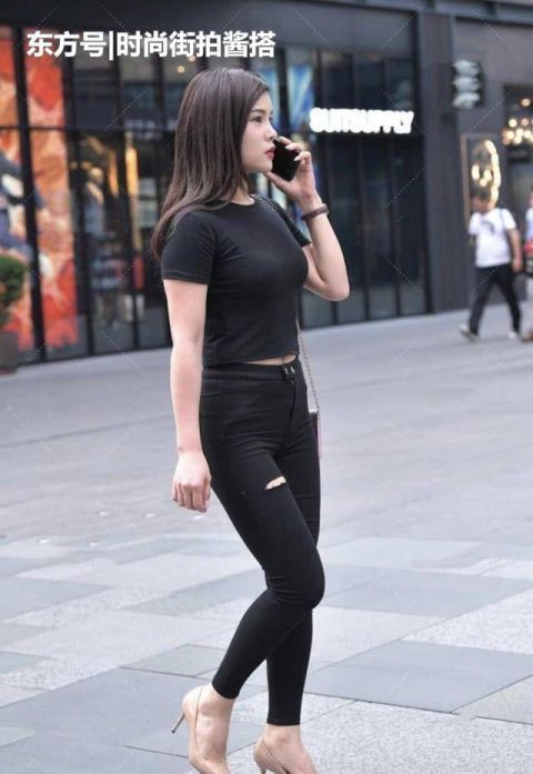 打扮|黑色牛仔裤搭配黑色紧身T恤,天气再热也要把自己打扮的“时尚”