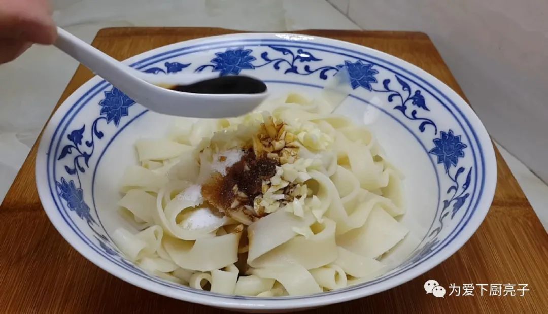 凉皮又出新吃法，不洗面不刷油，张张劲道不糟烂，学会都能开店了