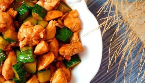 母子俩晚餐晒到朋友圈火了，简单又温馨，网友：妈妈做的菜就是香