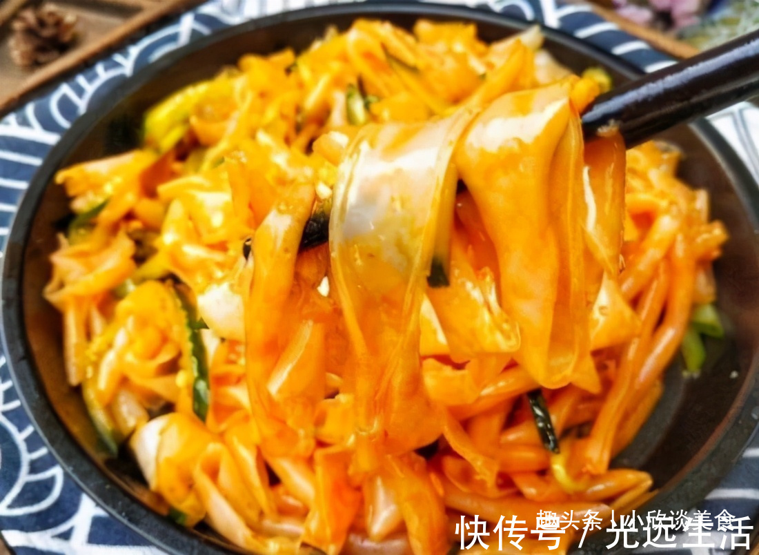 搅拌均匀|想吃凉皮不用买了！教你做“懒人凉皮”，不洗面不用蒸2分钟出锅