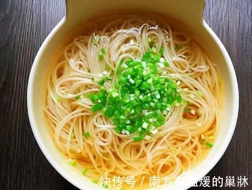 煮面条时,开水下锅还是热水?掌握3个小技巧,面条爽滑又筋道!