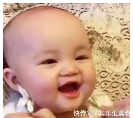 妈妈|一岁萌娃迷人表情走红,妈妈“逗娃”手法引争议,网友:我也要!