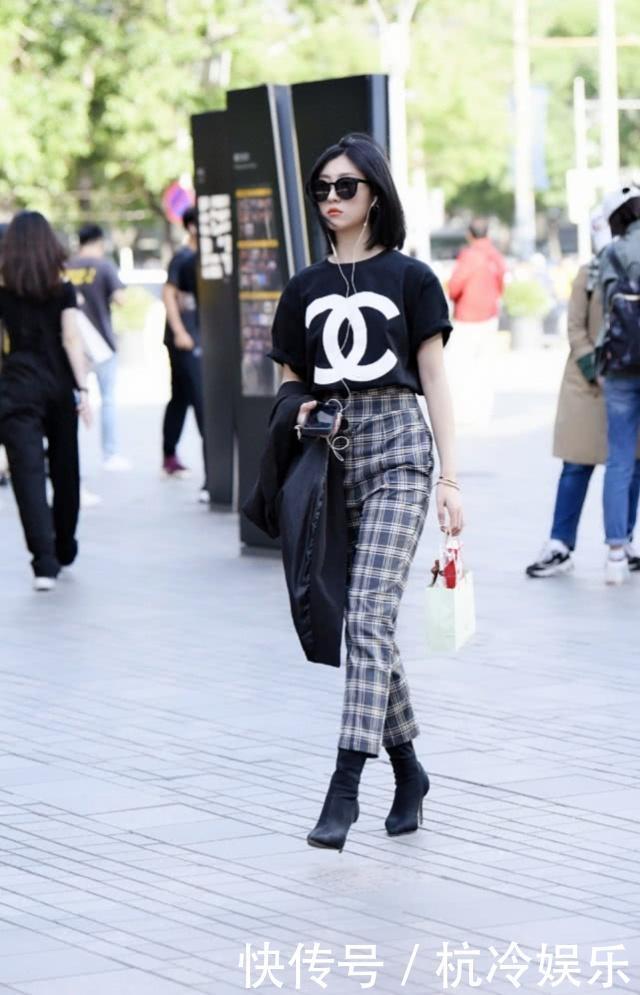 街拍时髦气质的美女,格子裤搭配短袖,高贵中不失甜美的气息