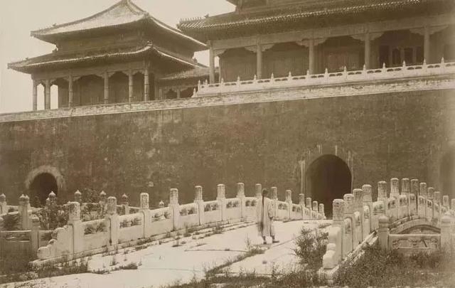 席地|1901年皇宫荒草齐腰深，太监席地而睡