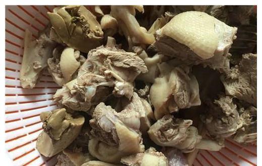 它低热量，高纤维，常吃促进胃肠蠕动，排毒，和鸭肉是经典搭配