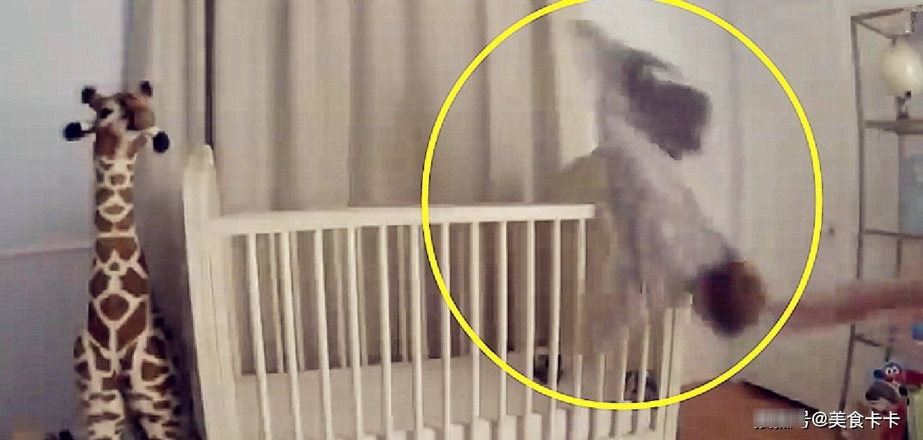 婴儿|婴儿眼看要摔下床,正穿衣服的老爸神反应救宝宝,妈妈都瞧蒙了