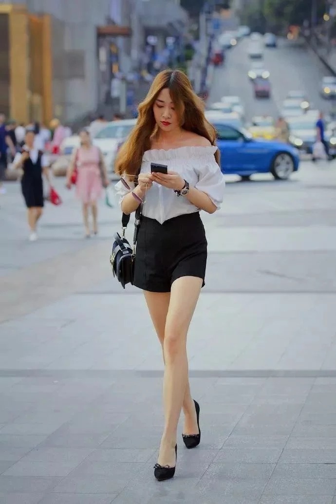 街拍:小姐姐身穿时尚潮装,显得气质干练,看上去美感十足