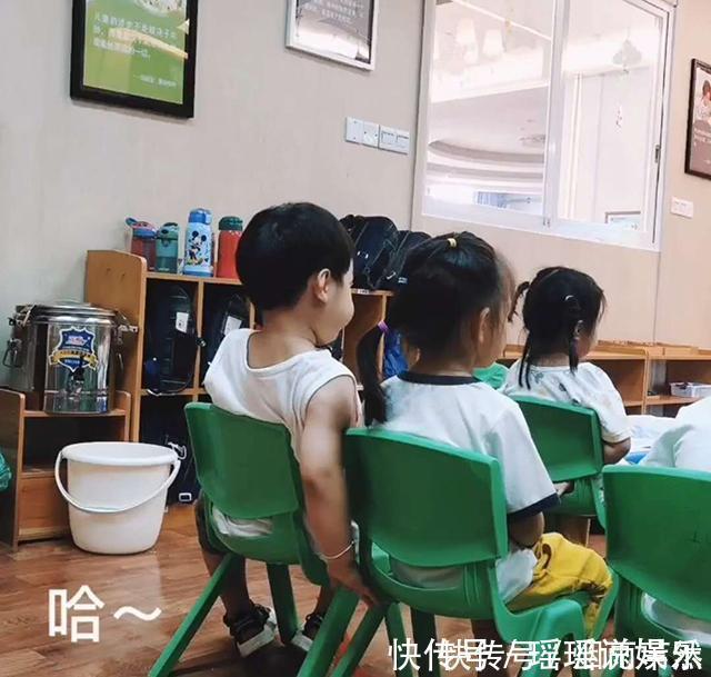 熊孩子偷偷与女同桌“勾肩搭背”,被老师发现后羞涩模样萌翻网友