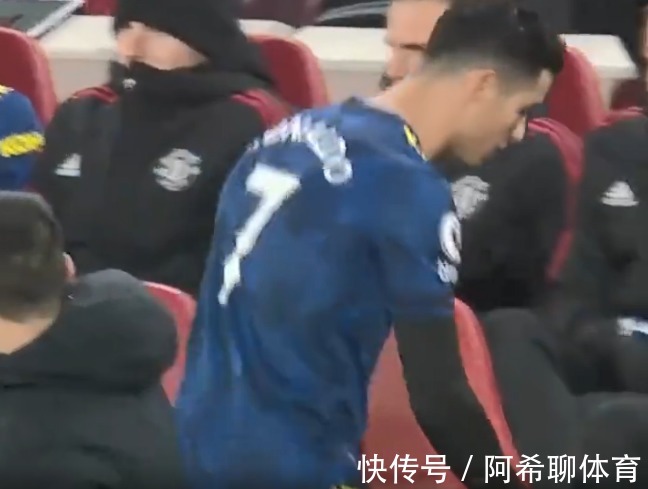 曼联|凌晨4点,C罗做出争议行为!朗尼克很尴尬,球迷感叹:球王受委屈