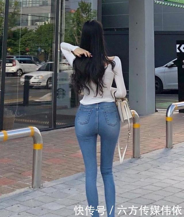 搭配牛仔裤的美女更显精致甜美，洋溢着成熟的优雅魅力，自信满满