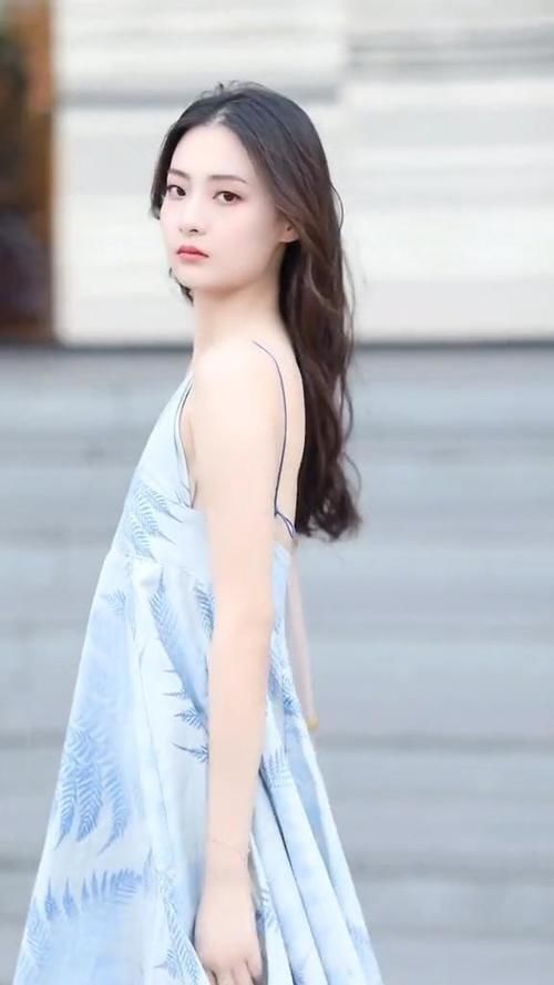 小姐姐一袭蓝色仙女裙，气质清纯如初恋，肤白貌美超吸睛