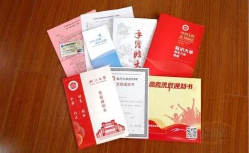 毕业|新生入学都会发“银行卡”，这点不同是关键，毕业后你注销了吗？