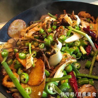 5分钟就能做好的干锅肥肠,简单又好吃