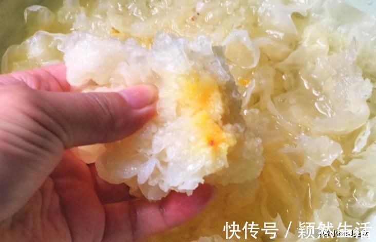 省时|煮银耳不出胶？教你这样做，省时省力，迅速出胶，口感黏稠