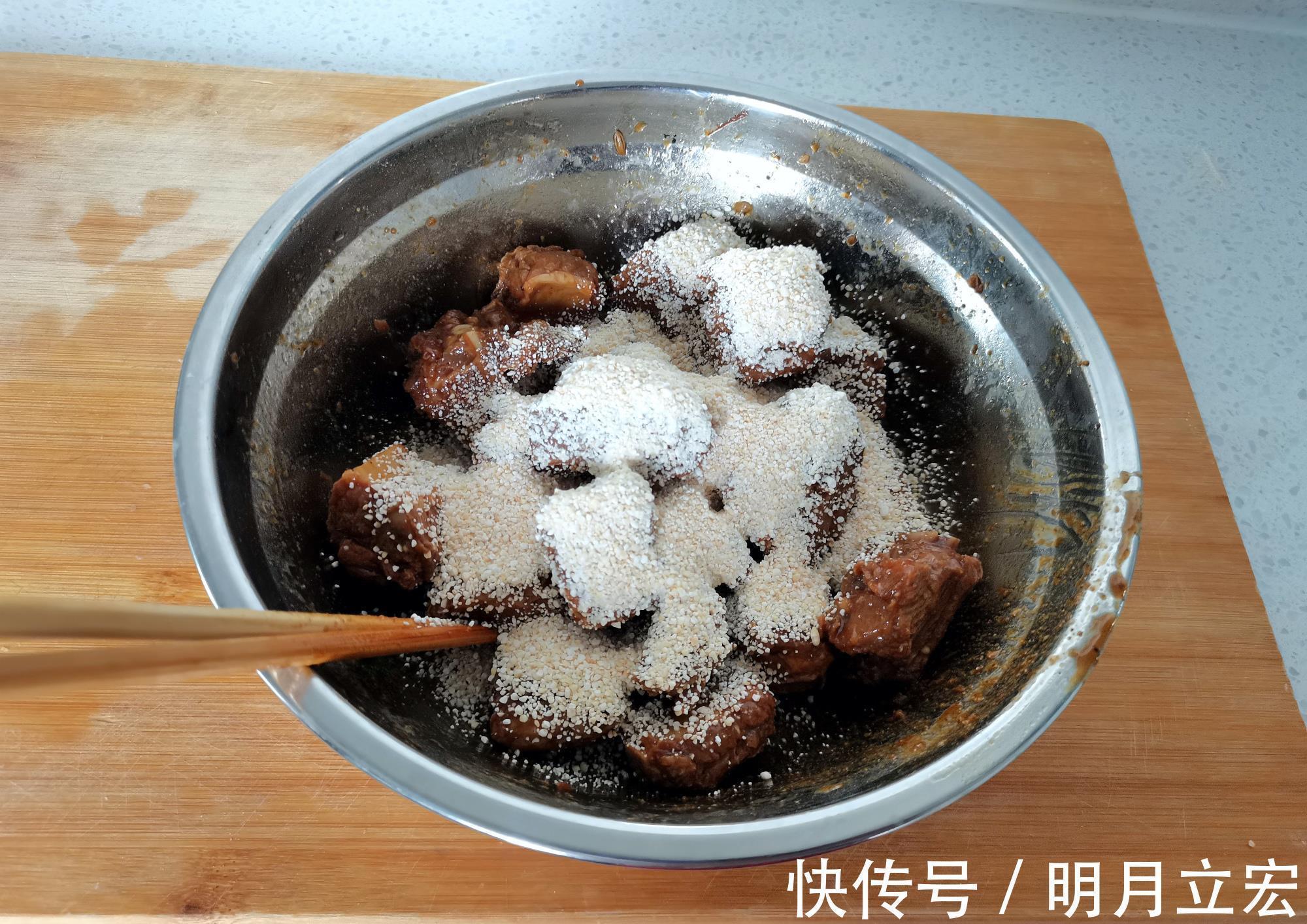 排骨|一家三口的午餐真馋人，用心做的排骨孩子连吃三块，并大赞太香了